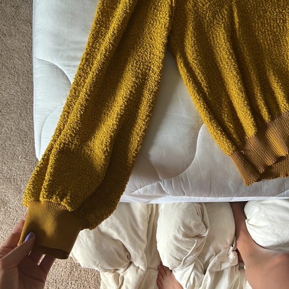 Yellow knit sweater - Picture 2 of 3